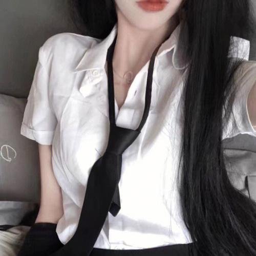 蓝与白形成的蔚蓝色